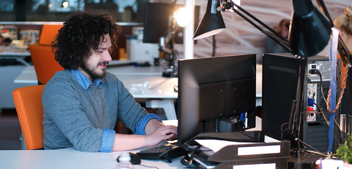 Business Manager 365 programmer at desk